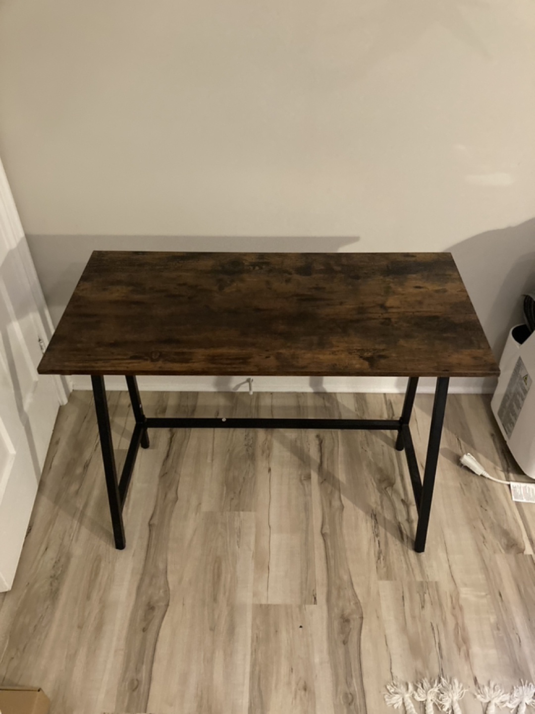Desk - photo 2
