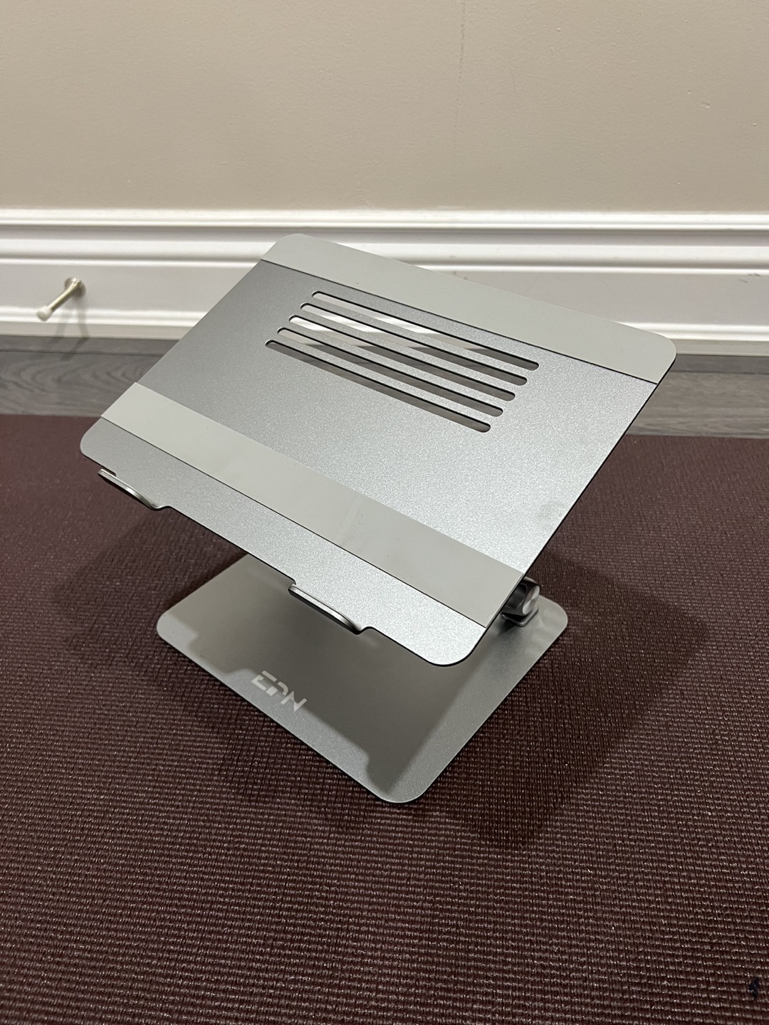Stable laptop stand