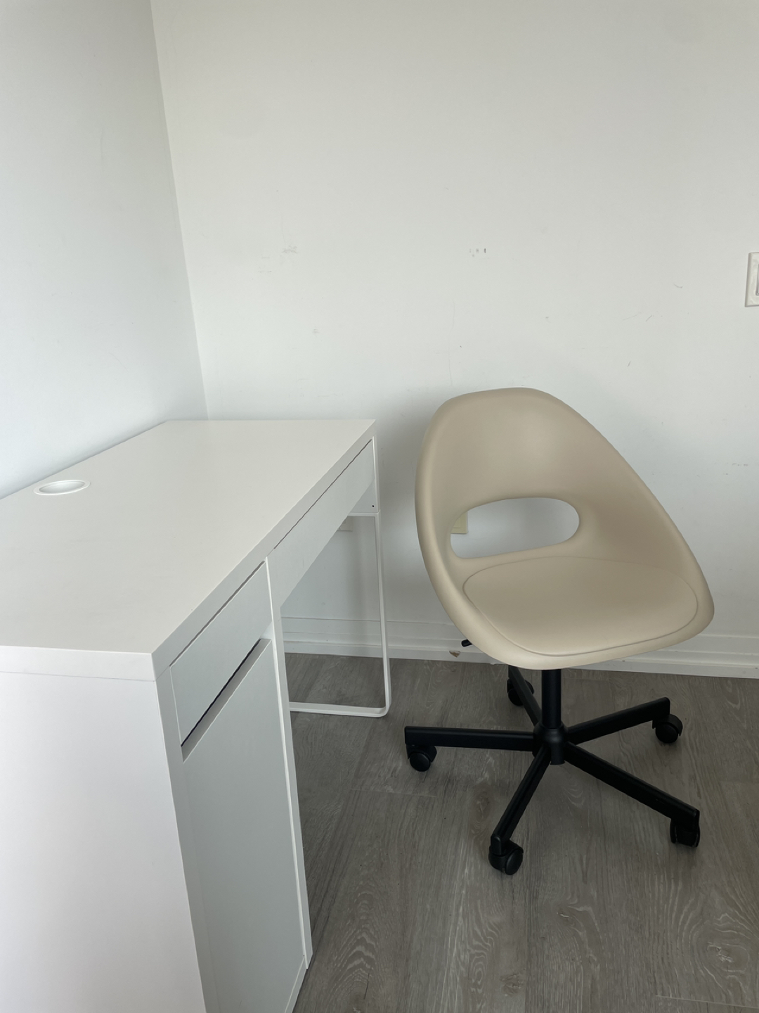 Ikea desk/ table+ chair image indicator(3)