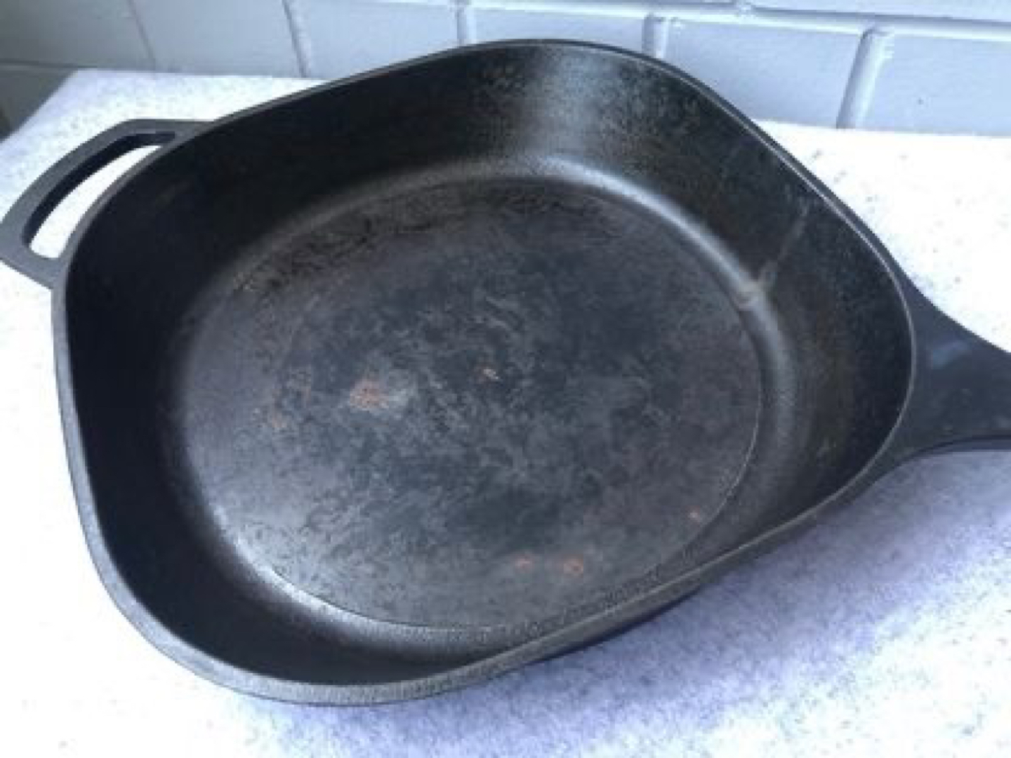 PADERNO 12” Cast Iron Frying Pan image indicator(2)