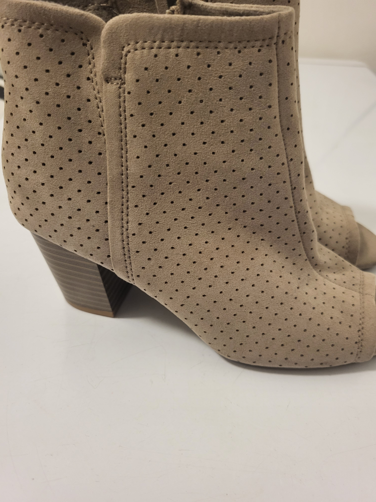 Women's shoes size 6.  used twice. #freecycle image indicator(2)