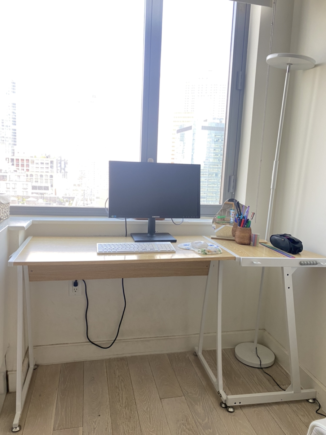 Desk - photo 2
