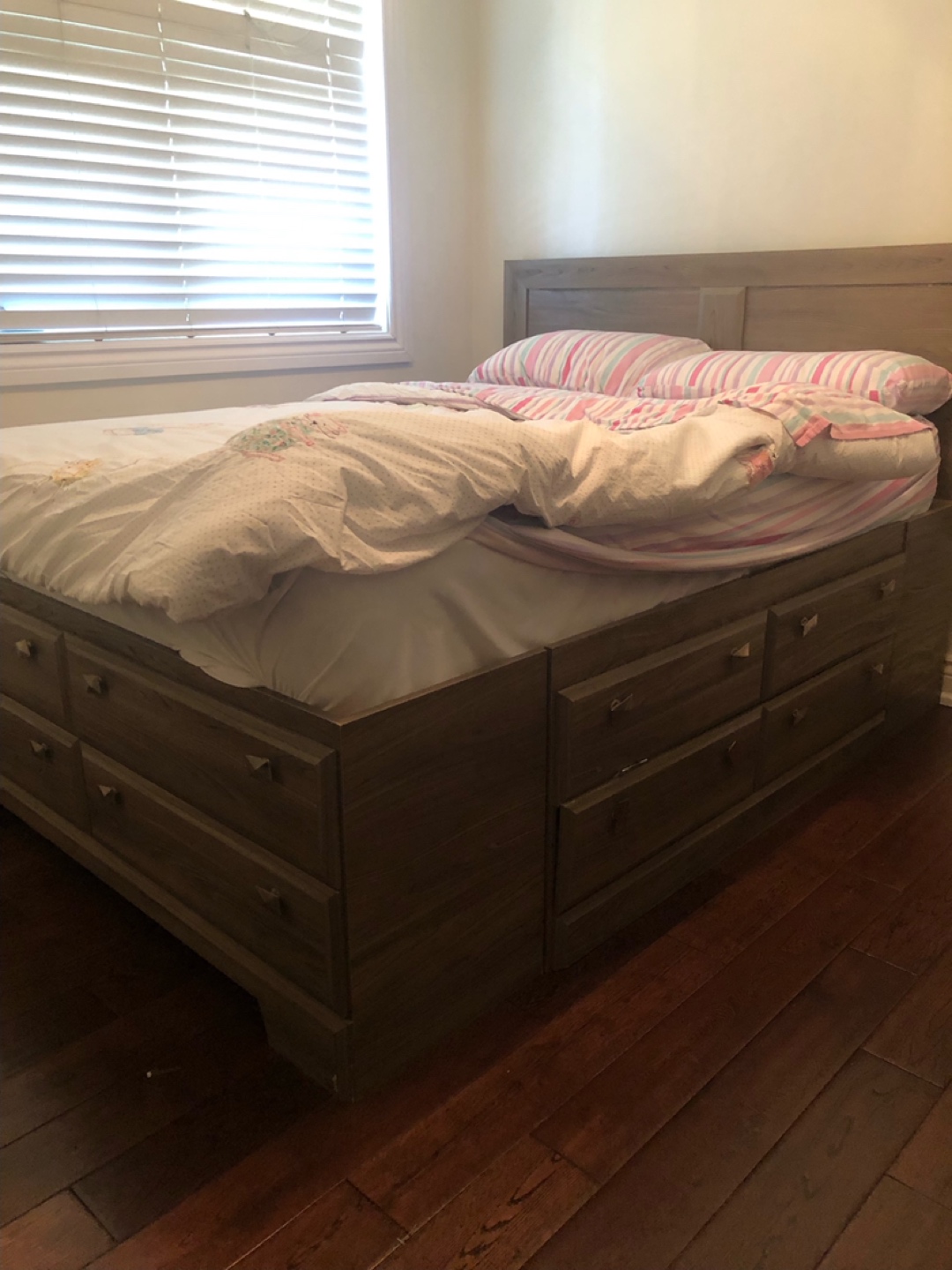 Bedroom Set (bed, dresser, and mirror) - photo 5