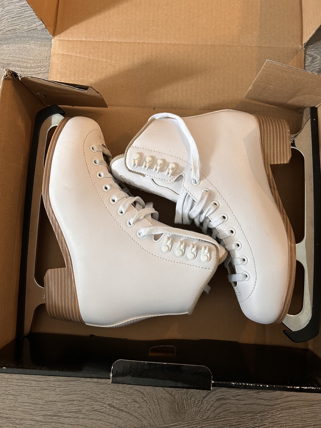 Women’s figure skates size 7