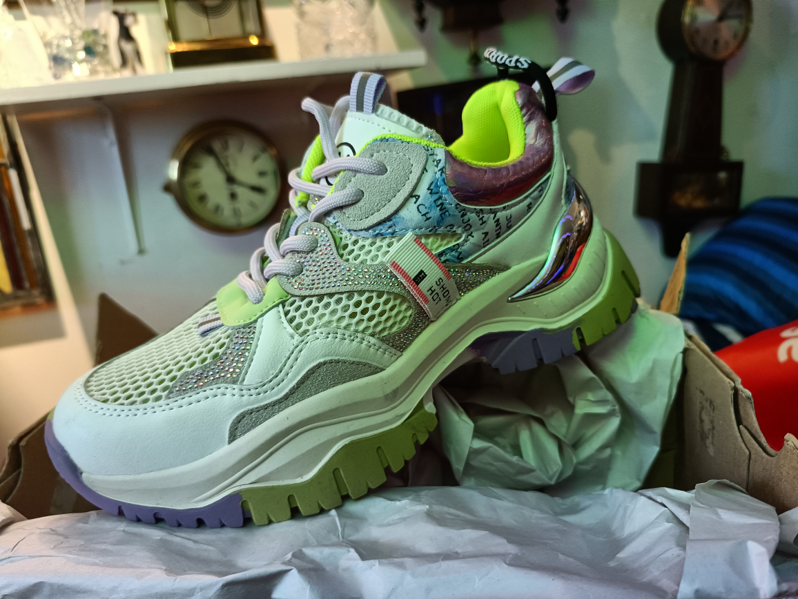 Brand New Never Worn  Ladies Sneakers  size 7.5 - 8 US thumbnail