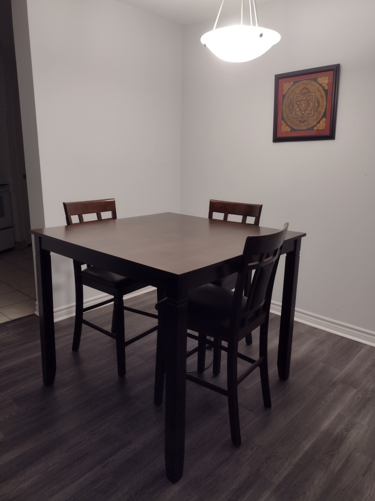 Dining Table and bar stool chairs - photo 2
