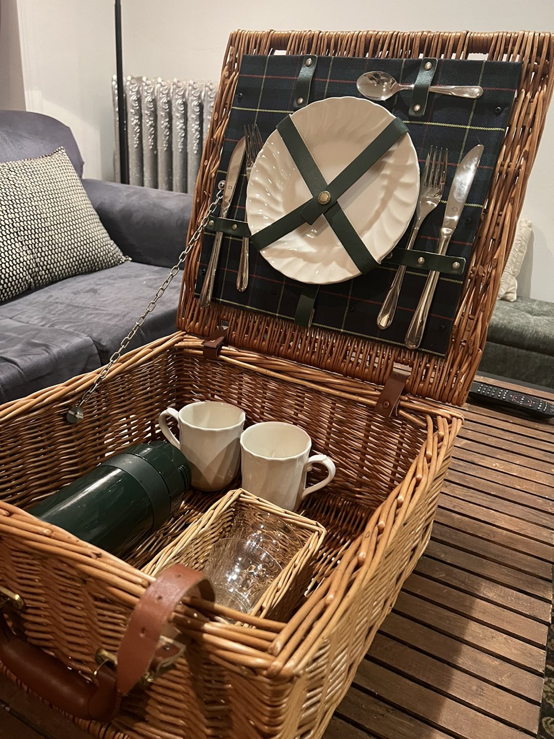 Vintage Wicker Picnic Basket - photo 3