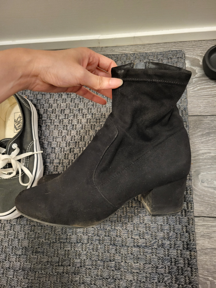 Free Shoes - Size 7 image indicator(6)