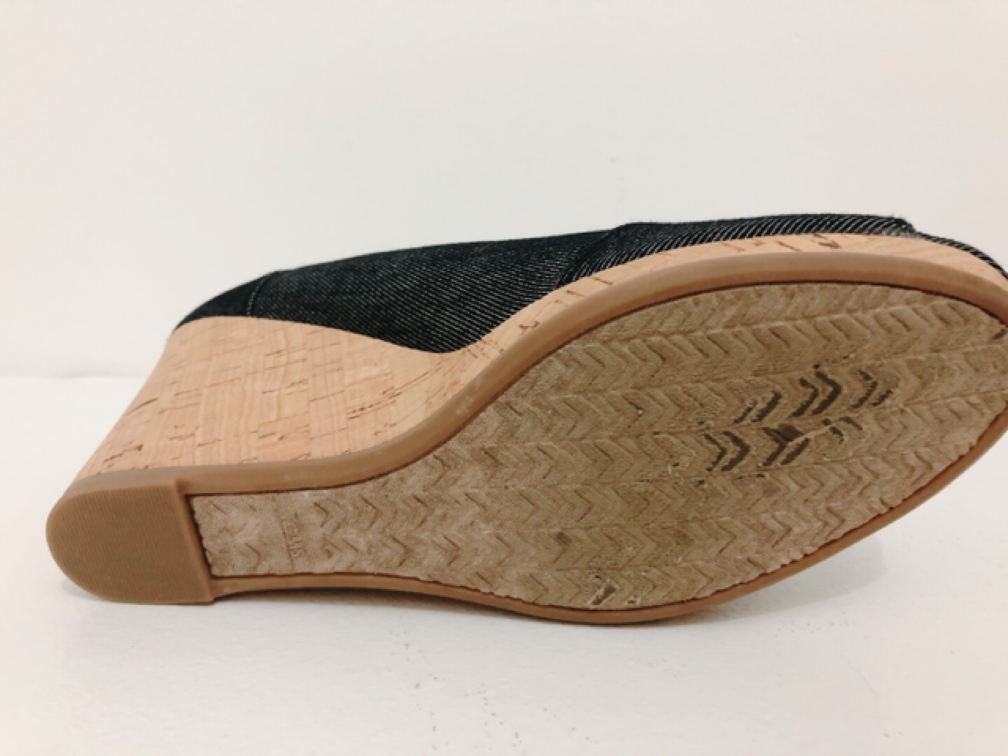 Like NEW TOMS denim wedge sole sandal size:8@downtown image indicator(5)