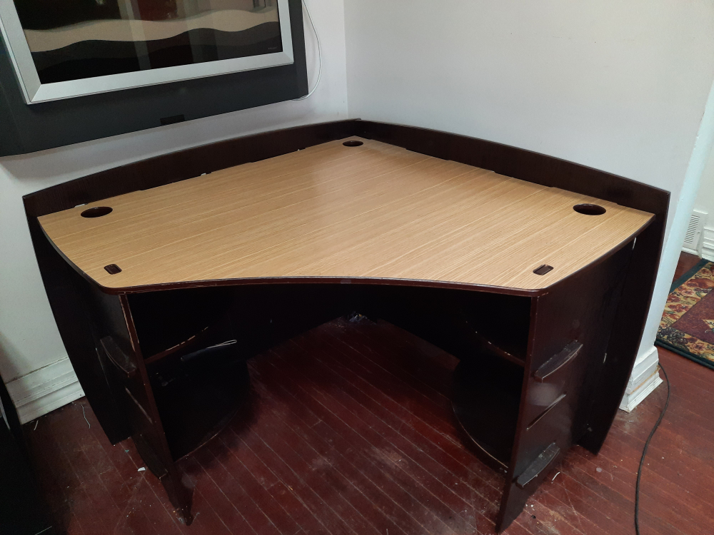 Reversible corner desk
