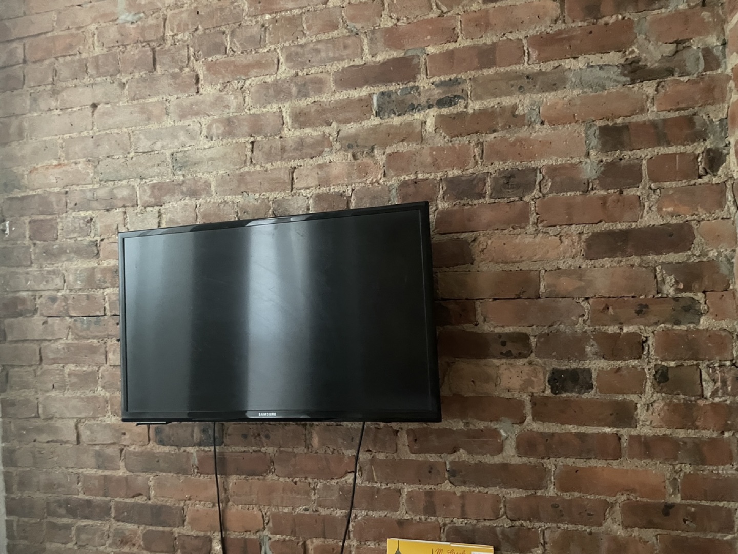 Samsung 32 inch (remote &wall mount included)
