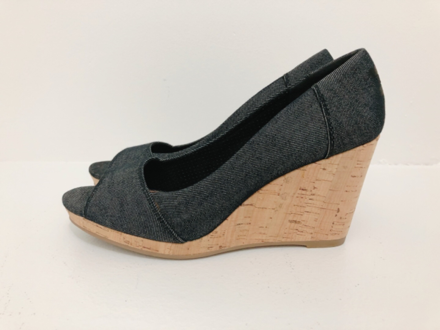 Like NEW TOMS denim wedge sole sandal size:8@downtown image indicator(2)