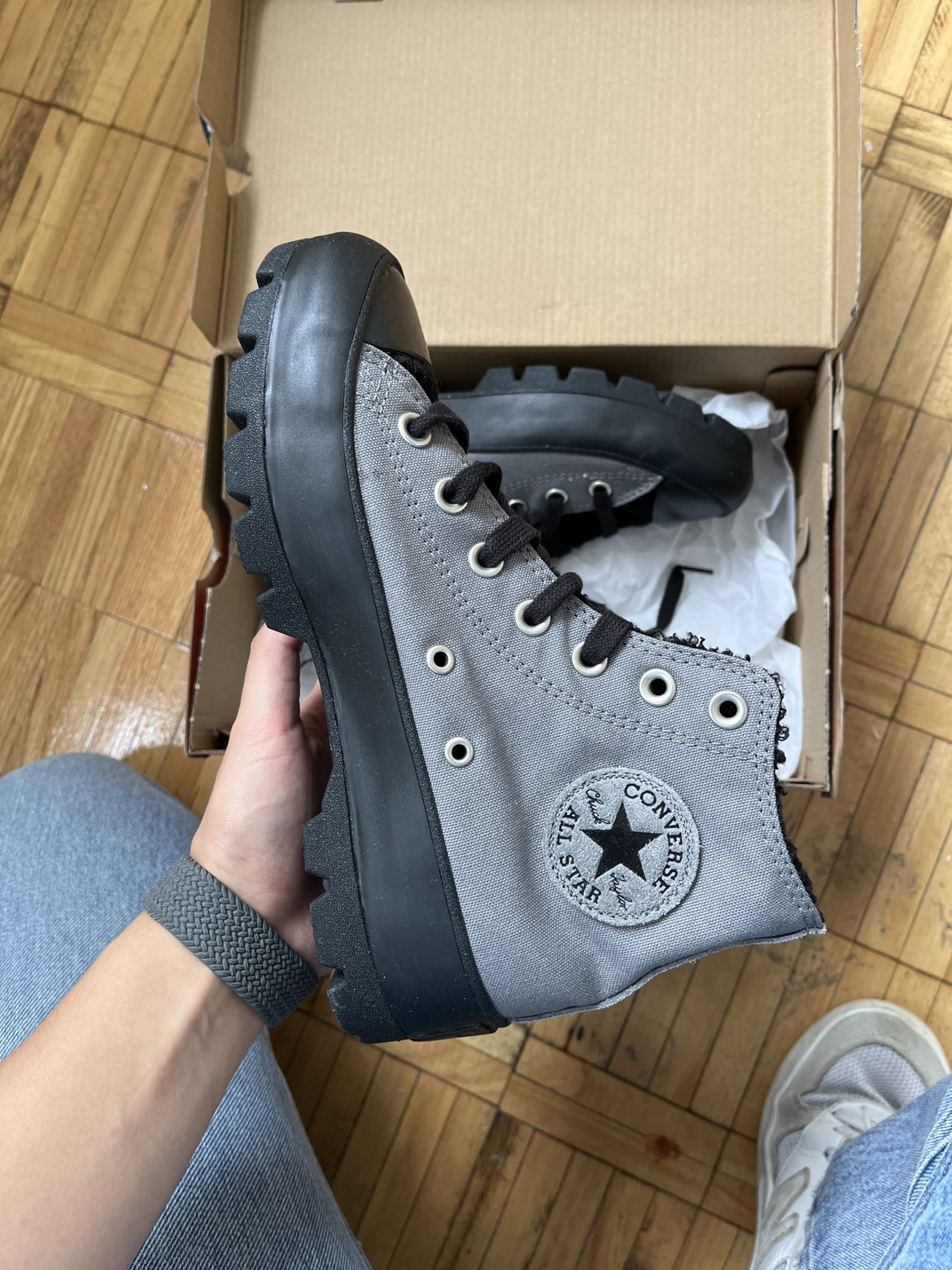 High top converse with fleece woman 6.5 MOVING SALE image indicator(3)