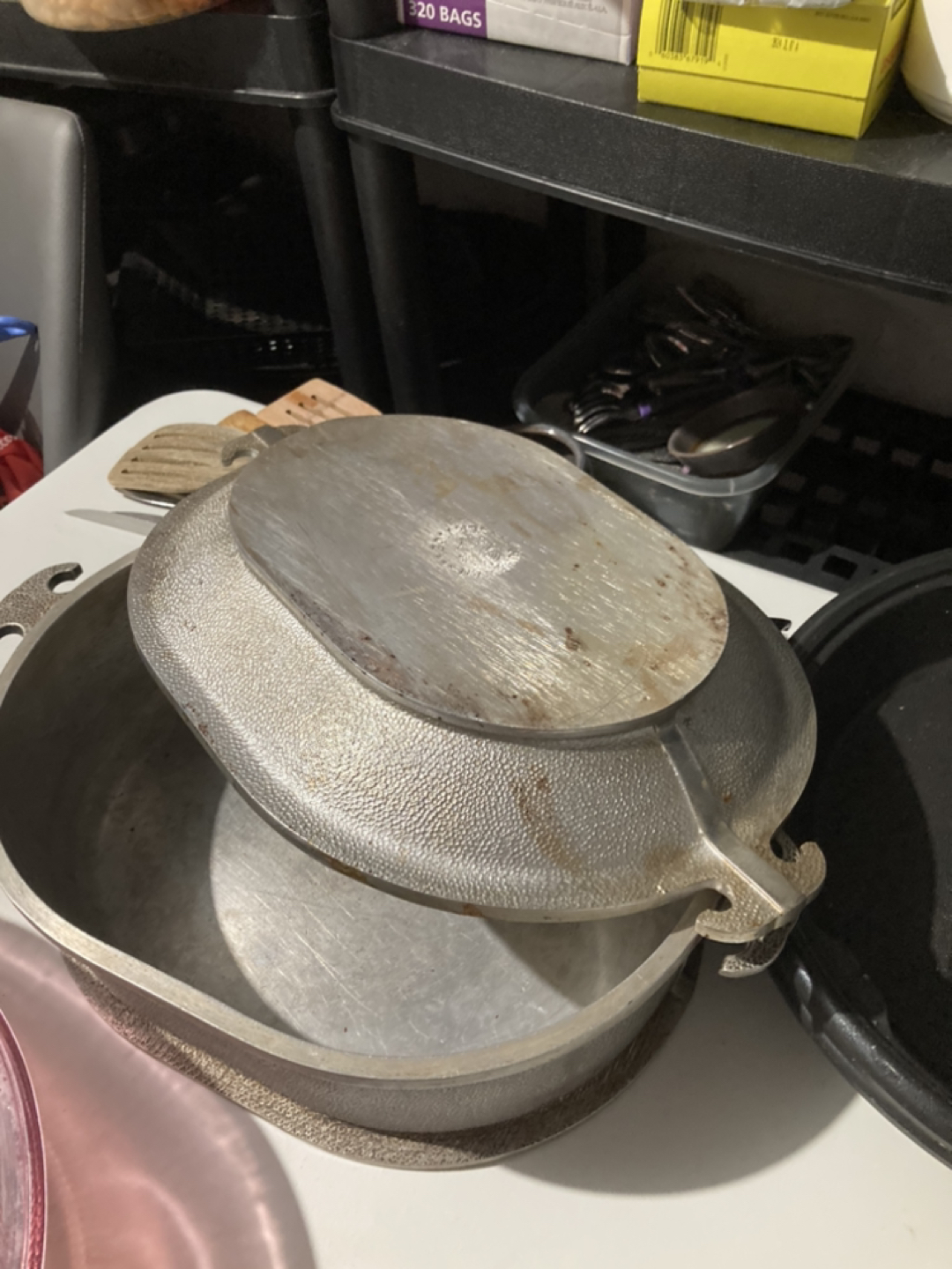 Cast iron large pot with lid