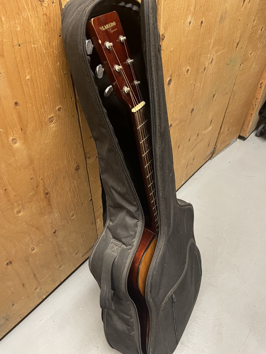 Laredo acoustic guitar with case - photo 4