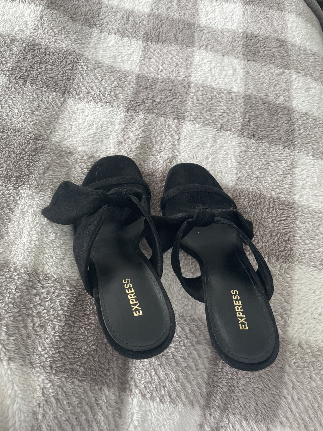 Express bow black heels size 6 image indicator(3)