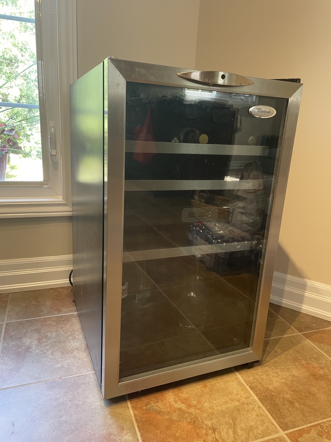 Wine cooler refrigerator
