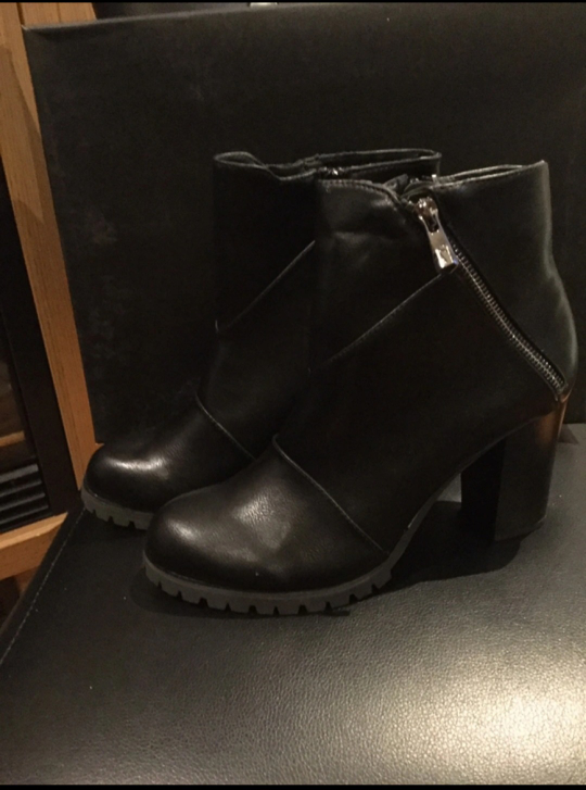 Simply Vera Vera Wang Canary High Heel Ankle Boots Size 8.5 image indicator(7)