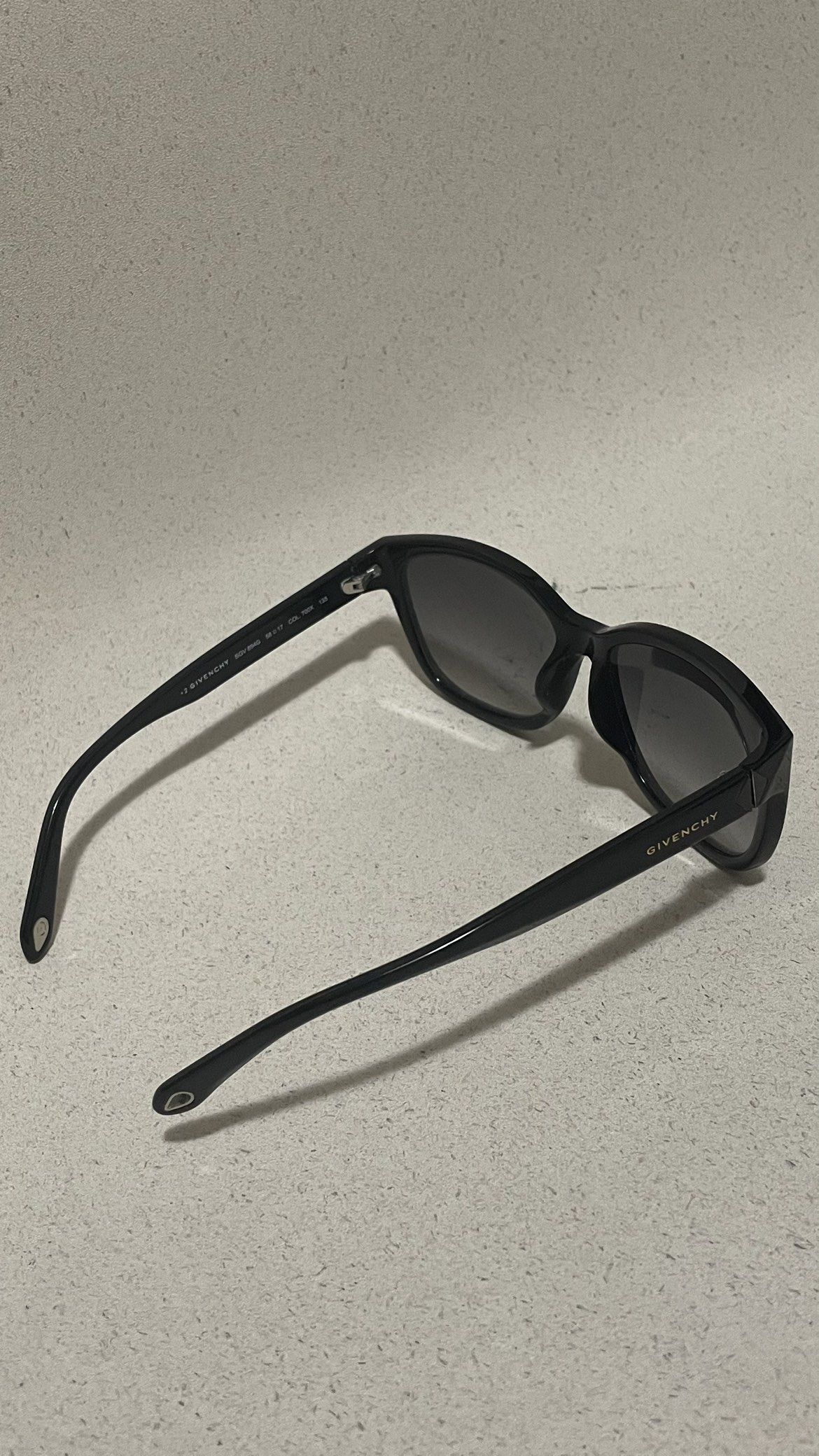 Givenchy women’s sunglasses black SGV 894G image indicator(2)