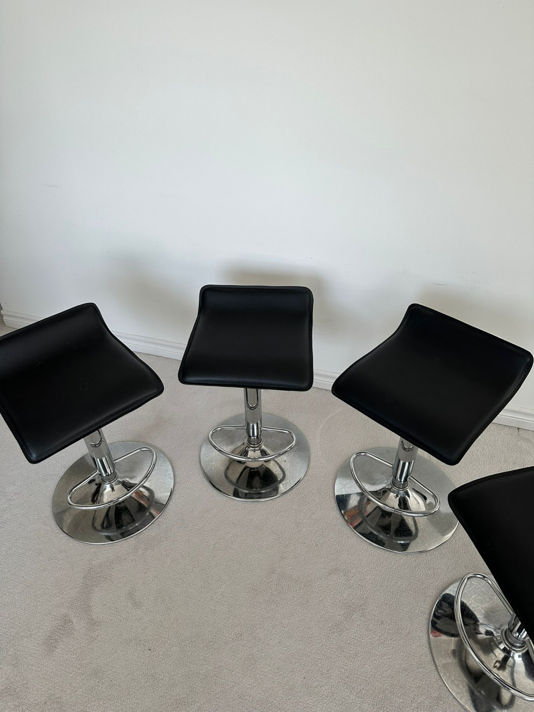 4 Almost brand new bar stools - photo 4