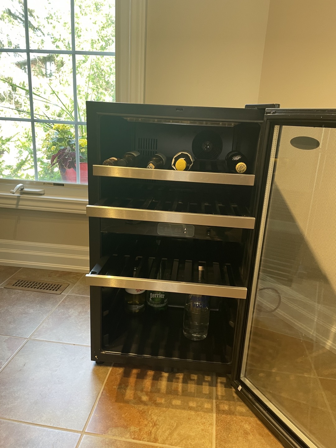 Wine cooler refrigerator - photo 3