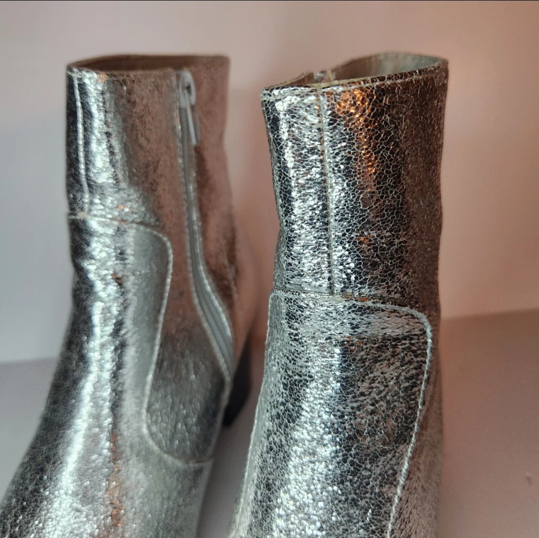 FABULOUS GLOWING SILVER MOD/ANKLE BOOTS SIZE 6 image indicator(5)