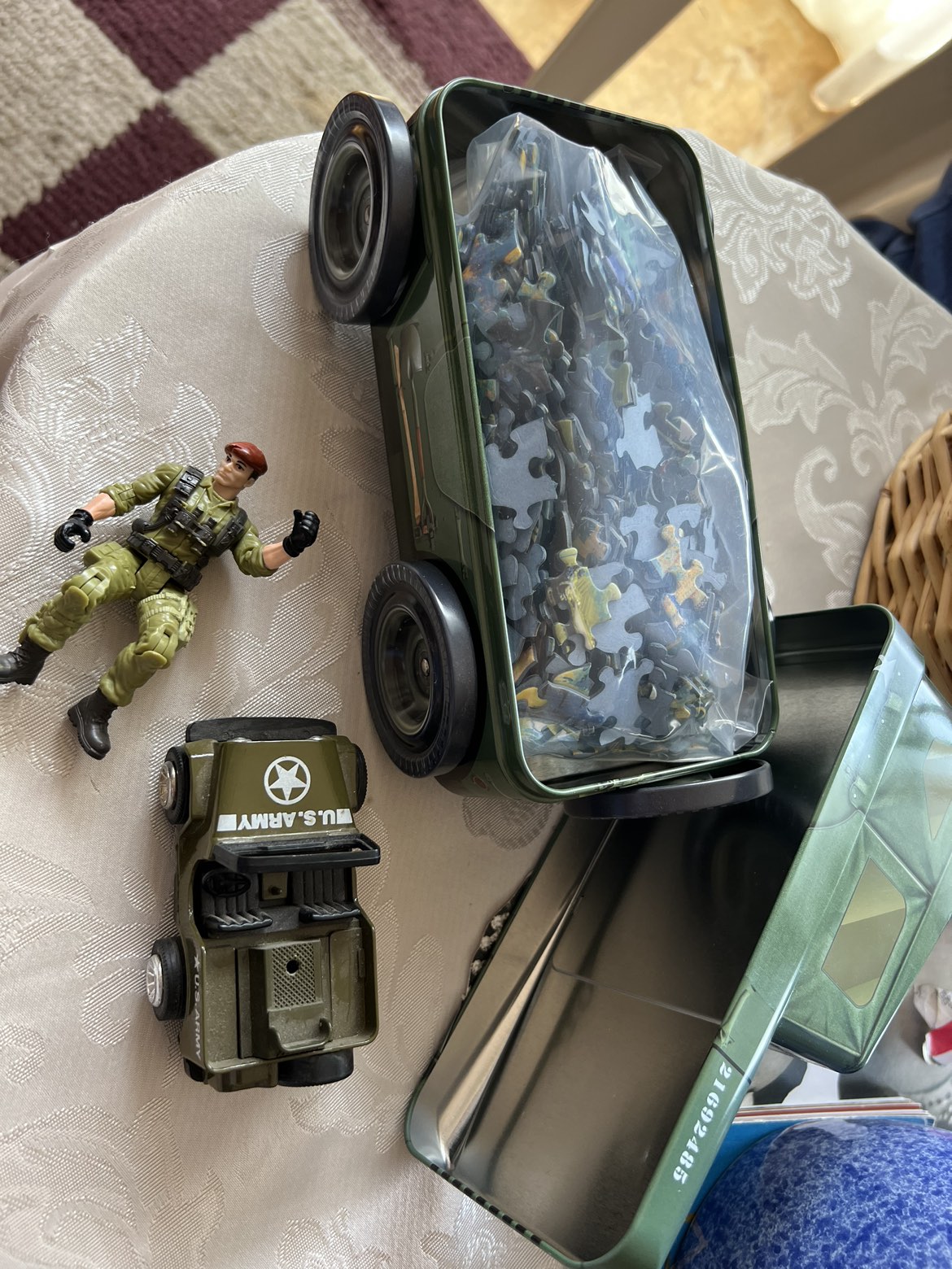 Army collectibles. Puzzle image indicator(4)
