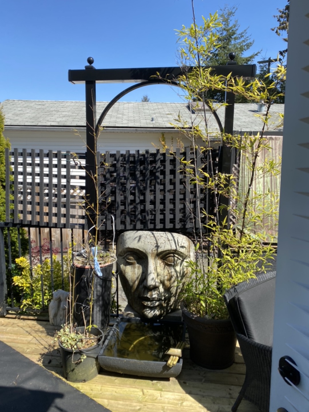 Garden vase and metal trellis image indicator(3)
