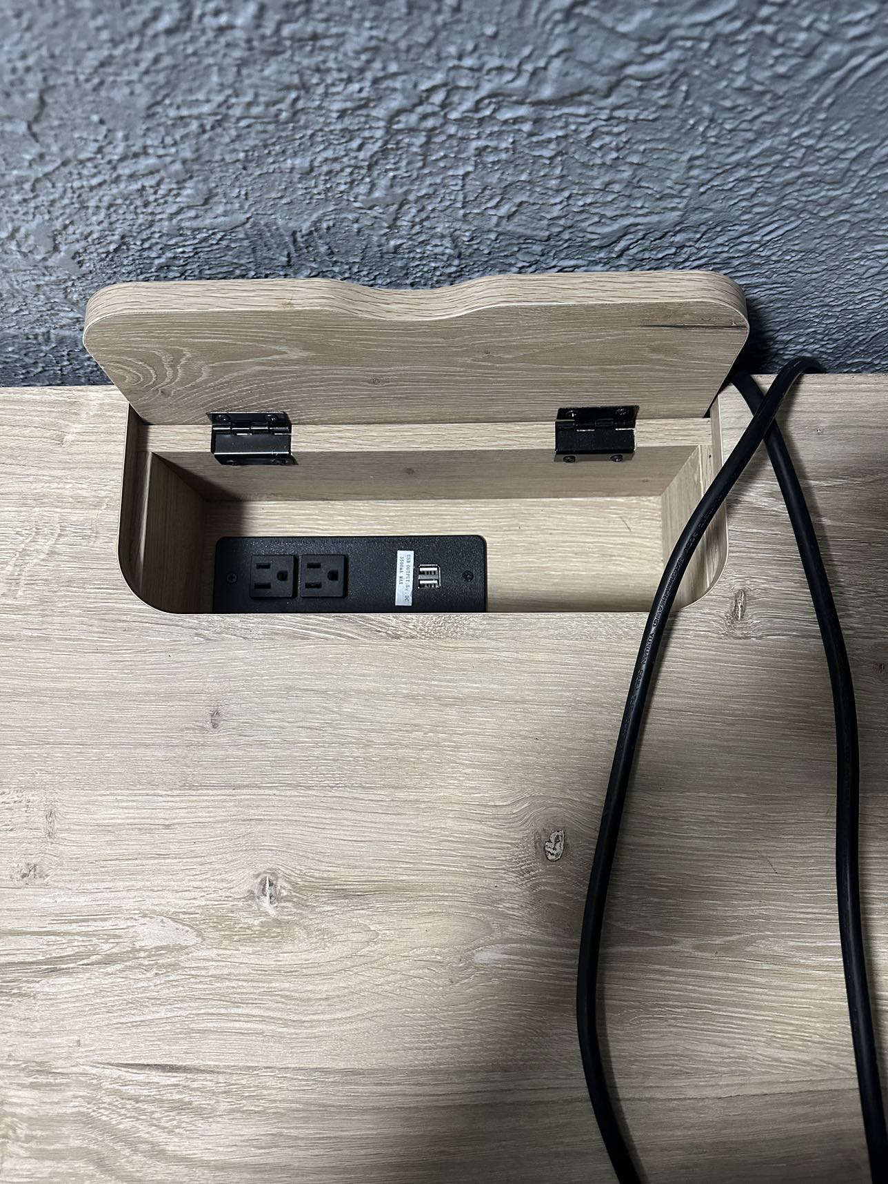 Desk with plug - photo 2