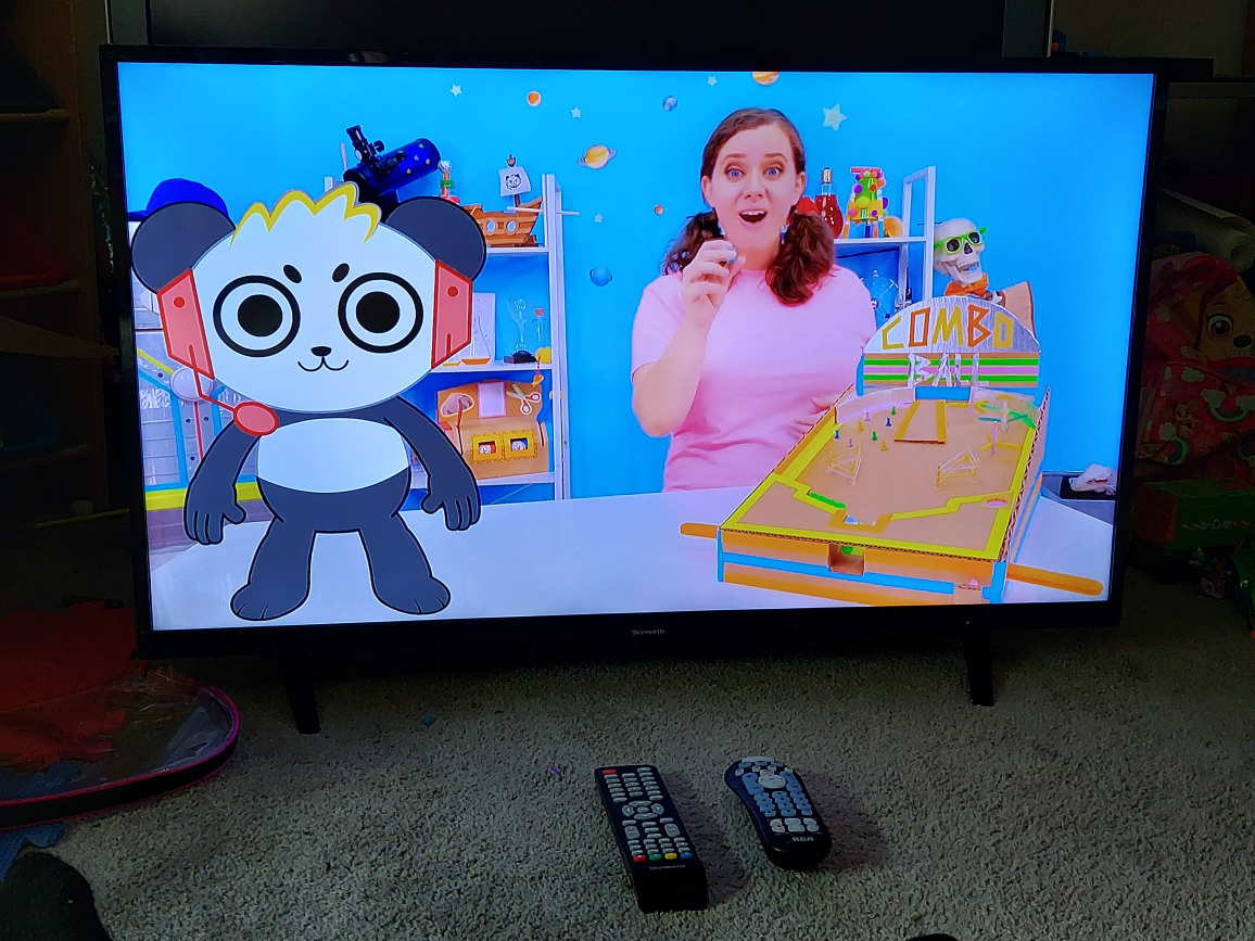 40" skyworth tv near mint, comes with a synced universal remote  thumbnail