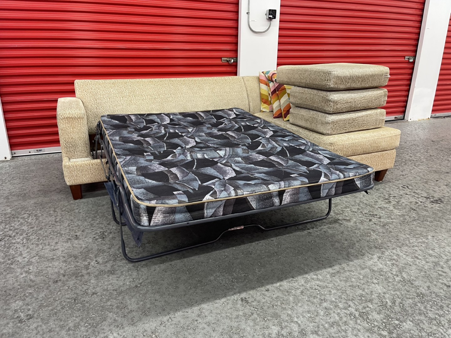 FREE DELIVERY Beautiful Reversible Pullout Sectional - photo 5