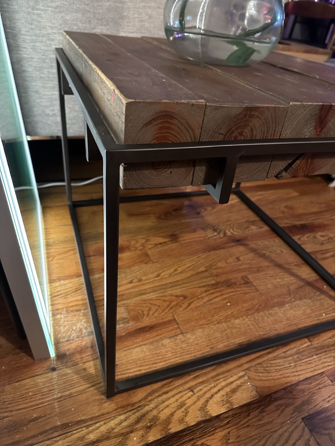 Beautiful West Elm coffee table / end table - photo 4