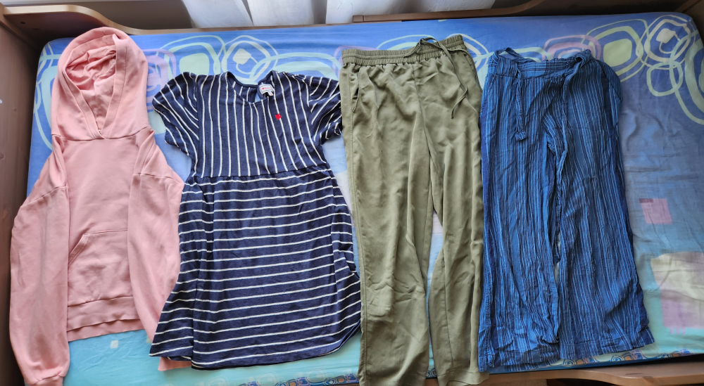 Kids/teen girls clothes (hoodies, pants, etc.) great condition - photo 2