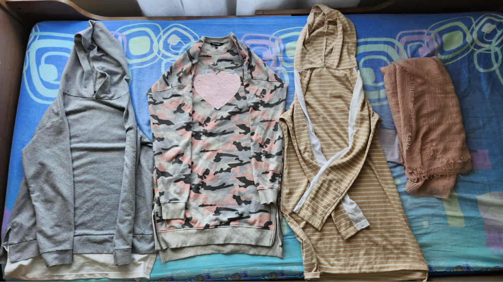 Kids/teen girls clothes (hoodies, pants, etc.) great condition - photo 3