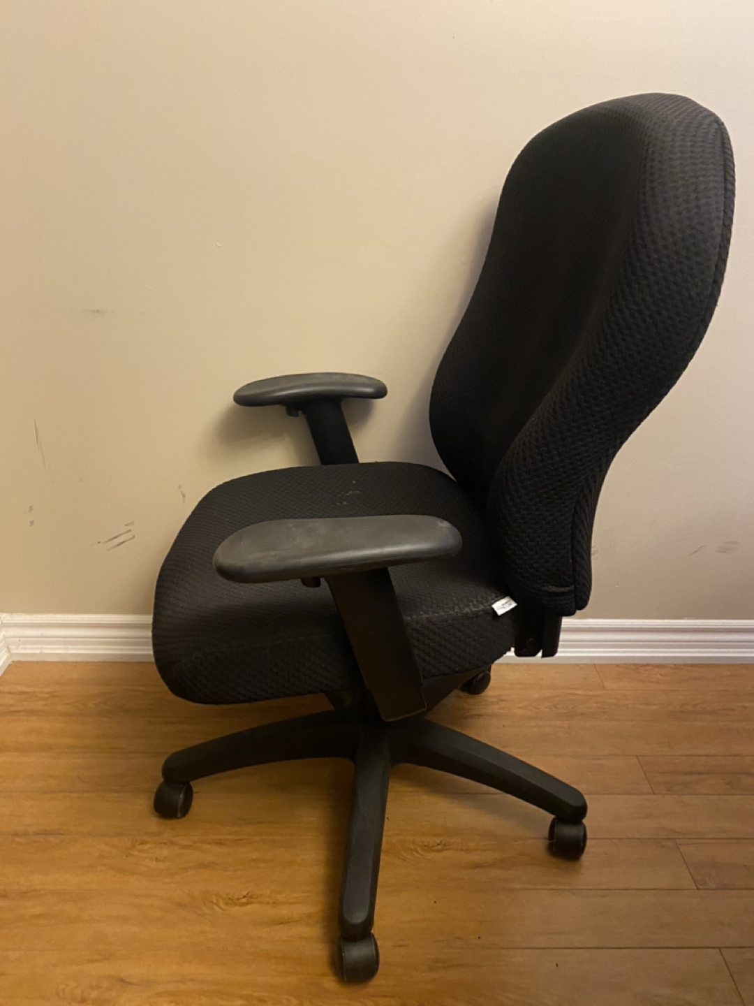Black desk chair thumbnail