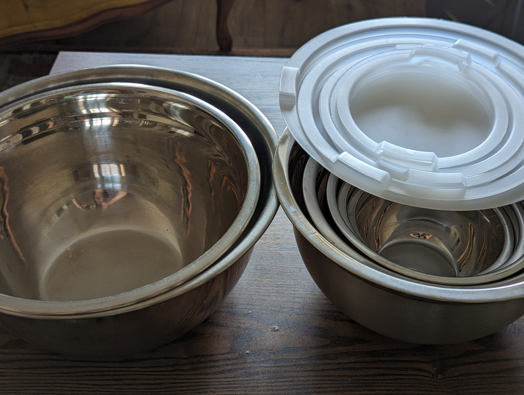 5 bowls with lids and 2 big bowls thumbnail
