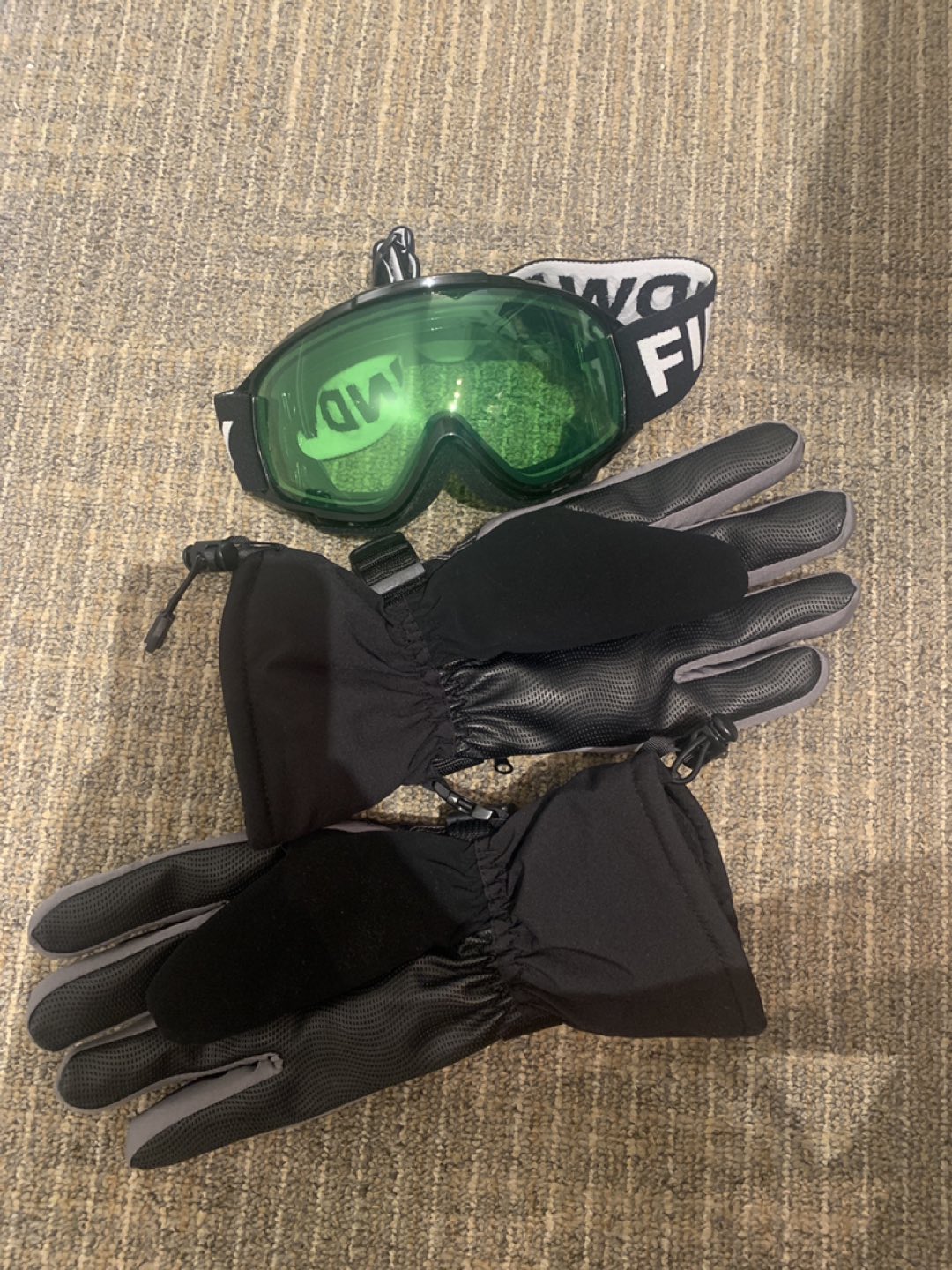 Ski goggles and gloves