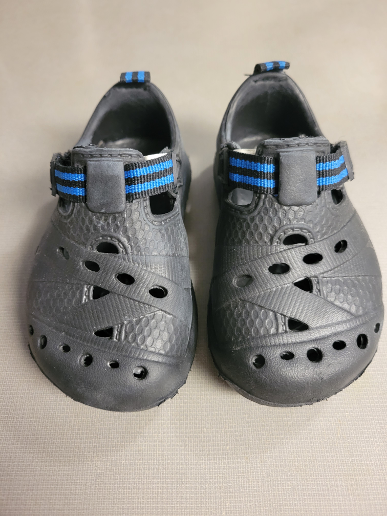 Children's velcro crocs toddlers size 4 image indicator(2)