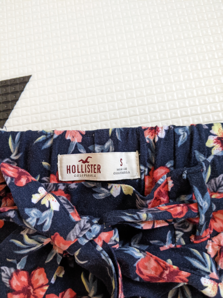 Hollister Dark Floral Pants With Belt image indicator(3)