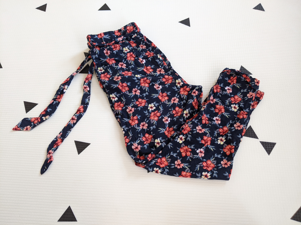 Hollister Dark Floral Pants With Belt image indicator(5)
