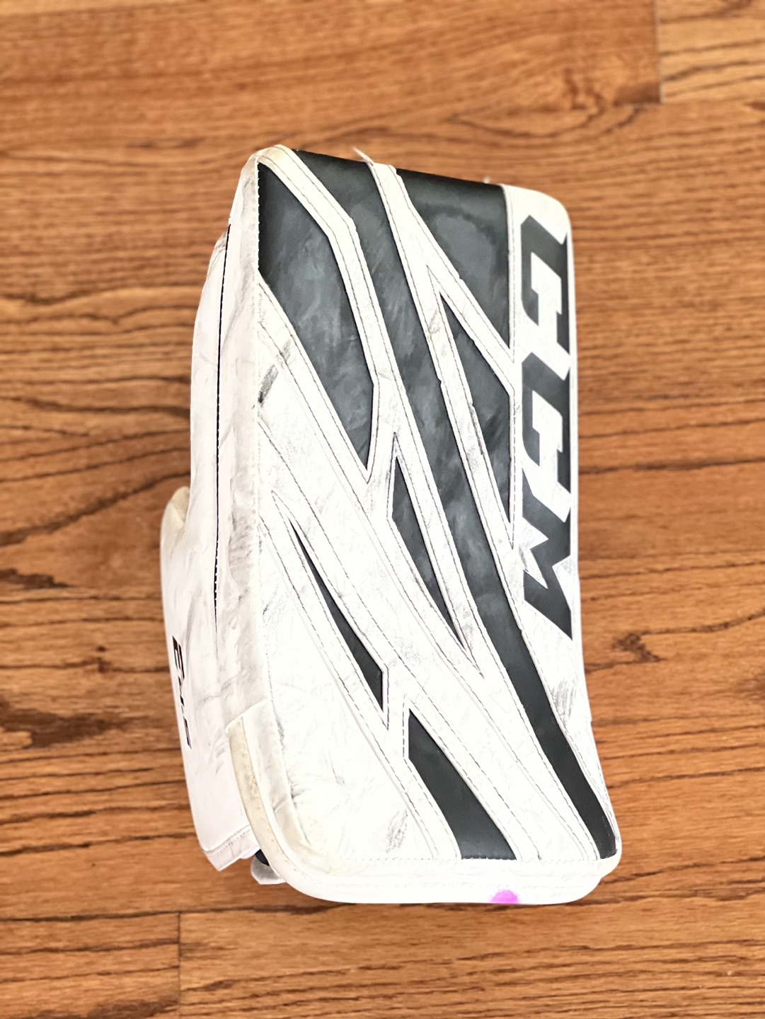 Hockey goalie bolcker