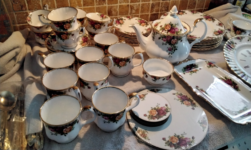  Royal Albert Old Country Roses for 8 Plus Serving Pieces  thumbnail