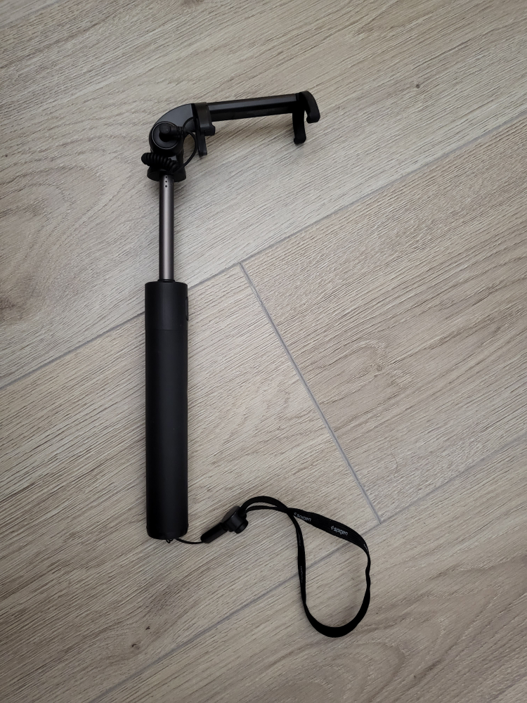 Spigen selfie stick