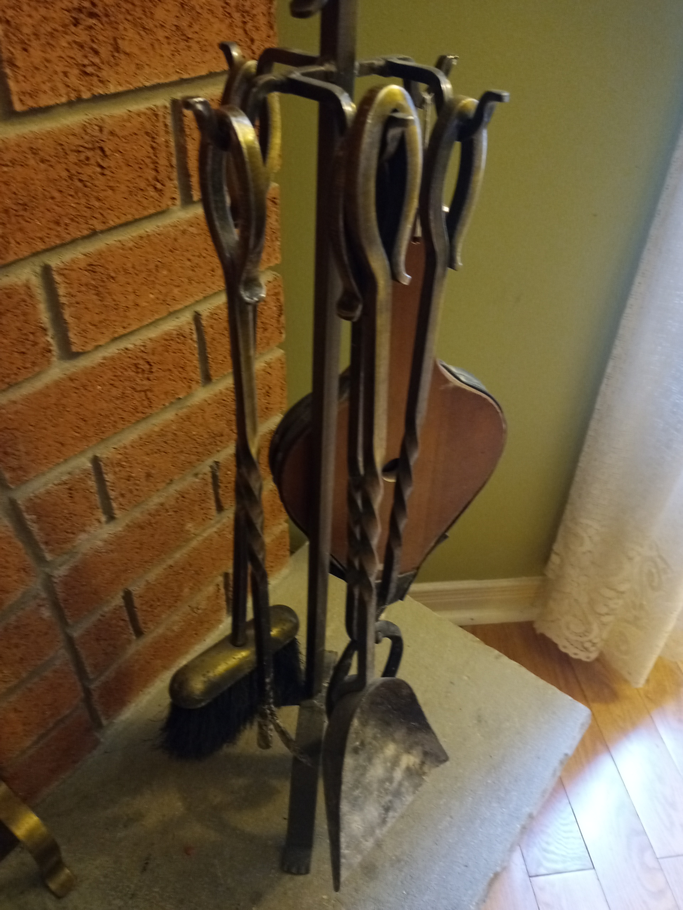 Heavy duty fireplace set