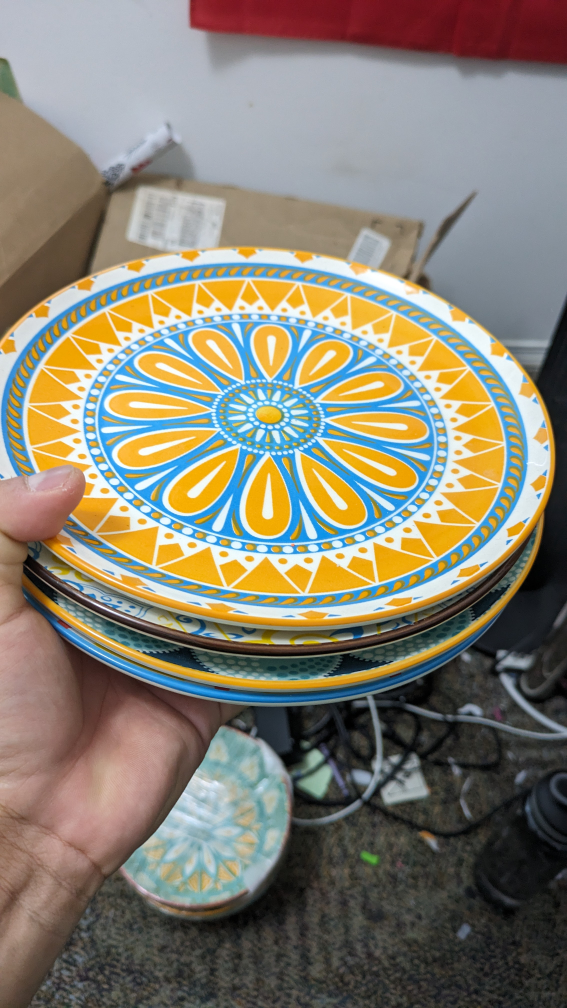 Ceramic 4 plates and 3 serving bowls set, LIKE NEW - photo 4