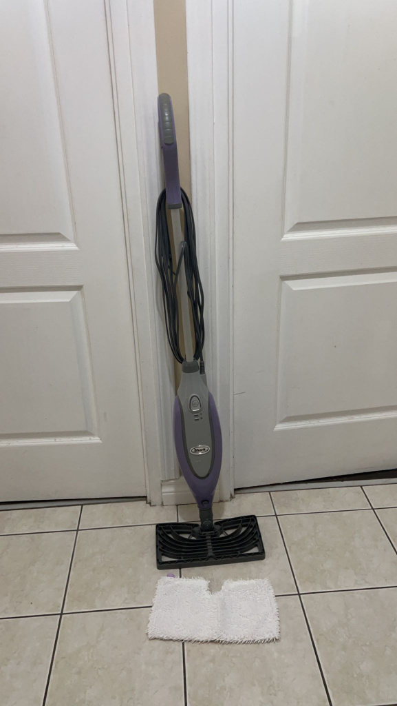 Shark Professional Steam mop With 1 Brand new mop pad - photo 2