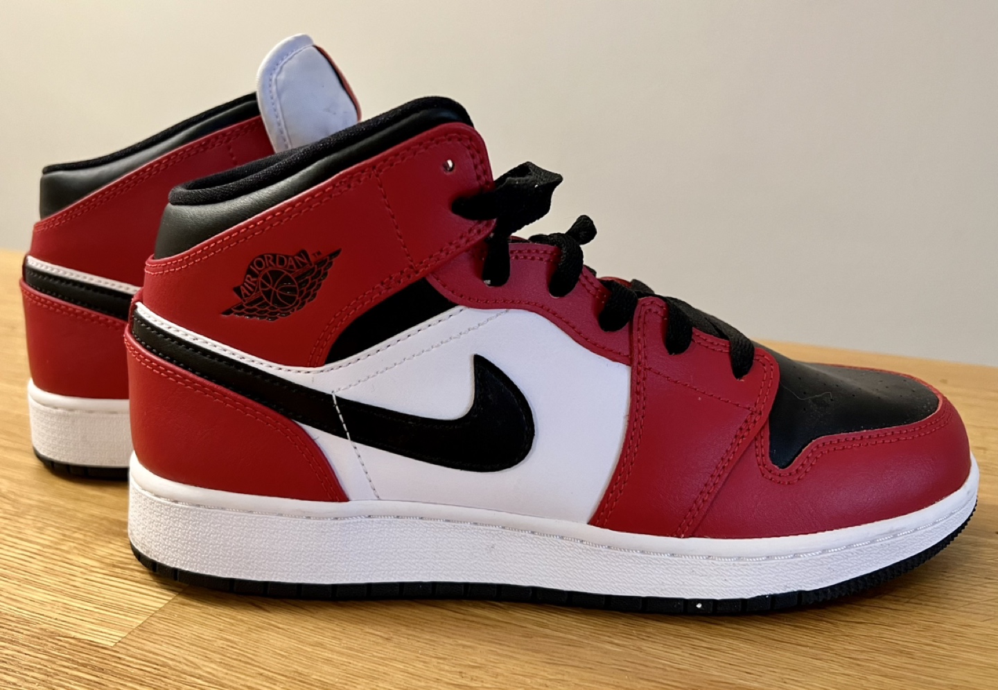 **NIKE AIR JORDAN 1 MID CHICAGO BLACK TOE SNEAKERS - YOUTH** - photo 5
