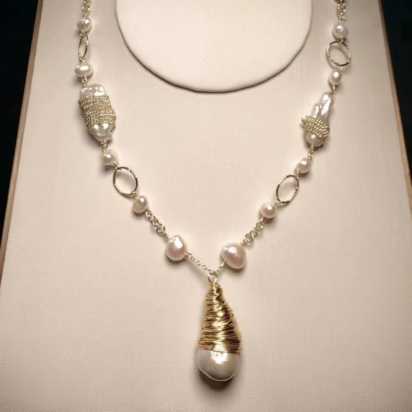 Pearl Necklace Baroque style