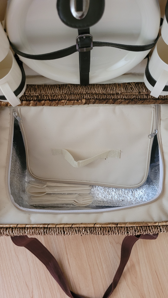 Never Used - Wicker Insulated Picnic Basket - photo 3