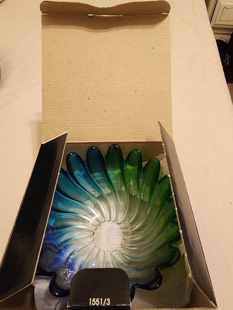 #freecycle small Walter- Glass colored bowl new - photo 2